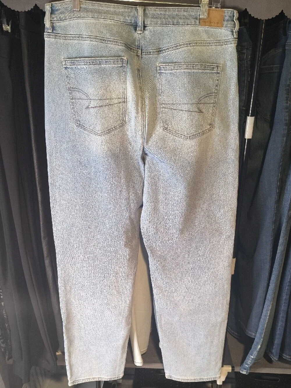 Stretch Mom Straight w/27.5 Inseam American Eagle Women's Size 14 Jeans 962